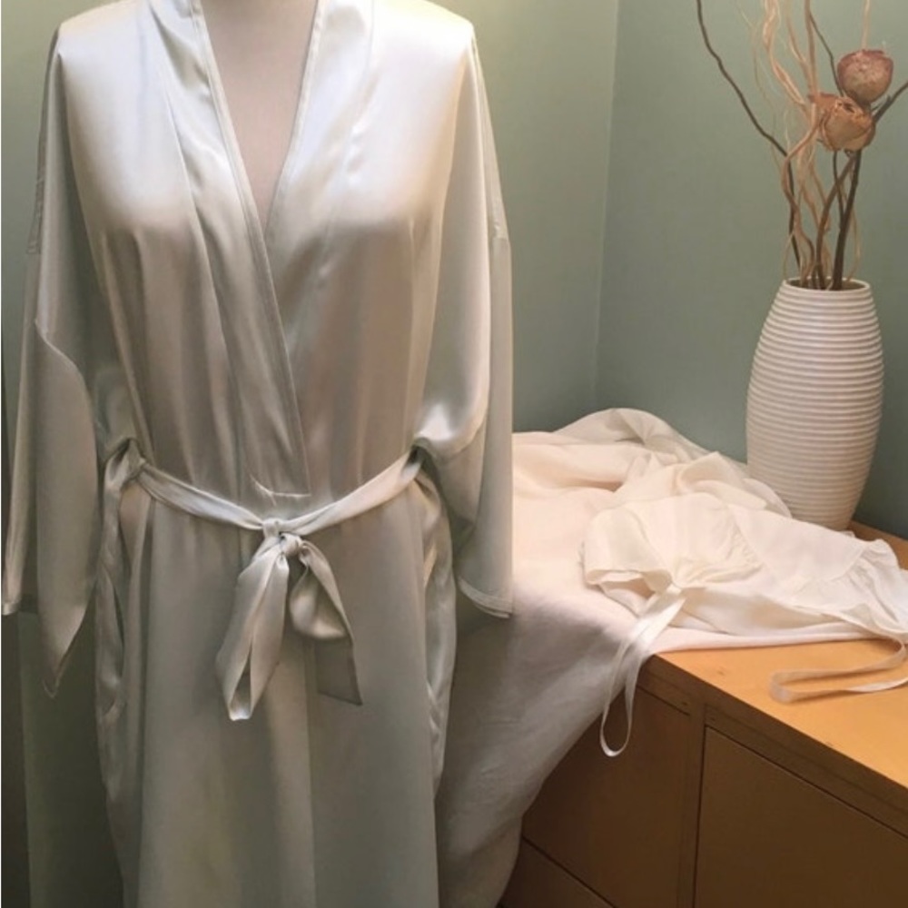 Vintage 90s Satiny Robe/Housecoat, Sz XL, Soft Green (Pistachio), Wrap R… - Picture 3 of 8